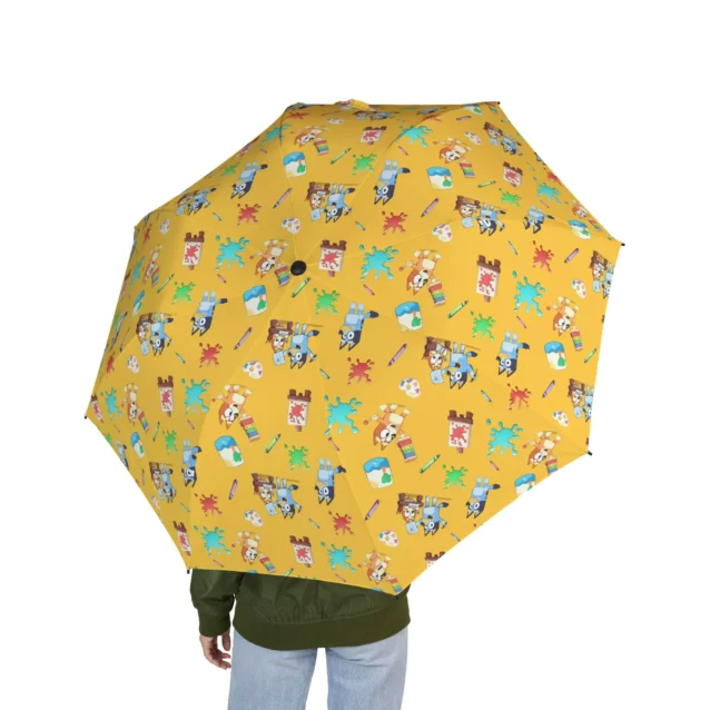 Opening the Bluey umbrella one-handed at the press of a button.