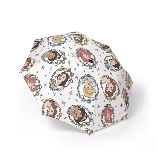 Ergonomic pink J-hook handle on the Disney Princess toddler umbrella.